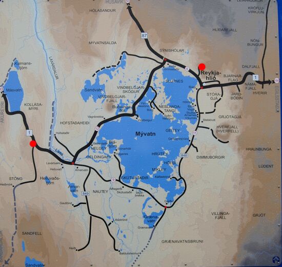 wir standen links am roten Punkt und fuhren dann die schmale Straße 848 im Süden und Osten um den Mývatn herum nach Reykjahlið, roter Punkt oben