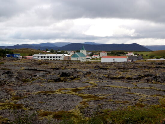 Blick zur anderen Seite zum Ort und dem Ringkrater Hverfjall