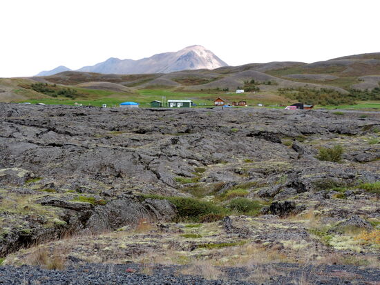 Blick zurück über das Lavafeld zum Campingplats, der weiße Fleck oben über den Häusern unser Wohnwagen