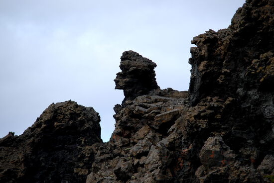wer wartet hinter dem Felsen?