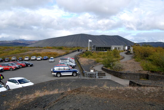 der Parkplatz füllte sich immer mehr, wir hatten noch einen Platz am Eingang bekommen, Hverfjall im Hintergrund
