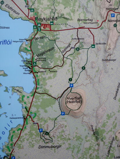 unsere Fahrt nach Dimmuborgir zur Lavagrotte Grjótagjá, in der Mitte der Krater Hverfjall