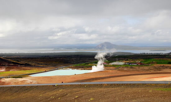 Blick vom Parkplatz: das Bjarnarflag-Kraftwerk am Fuß des Berges
