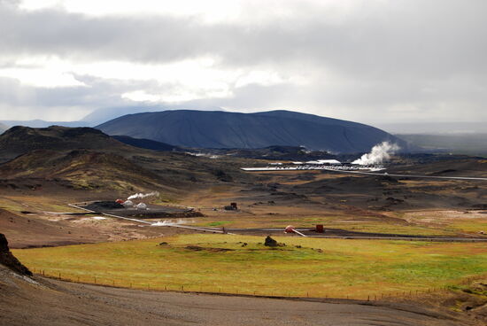 hinten Jarðböðin við Mývatn, die "blaue Lagune" am Mývatn, vorn links Bohrlöcher des Kraftwerkes