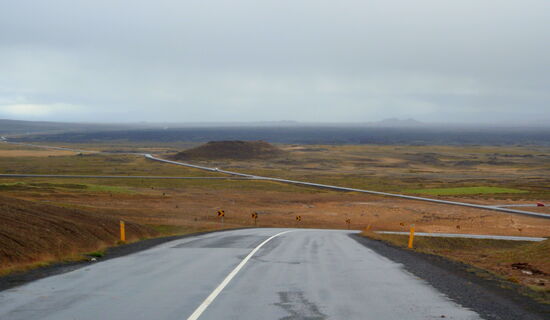 Abfahrt von der Námaskarð, nach links die Straße zur Krafla