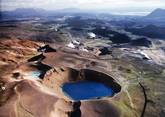 Luftbild auf einer Informationstafel: vorn die Kafla mit Víti, hinten im Tal das Kraftwerk