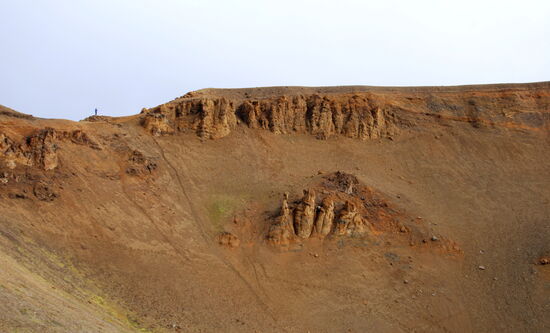 am Kraterrand, links ein Mensch