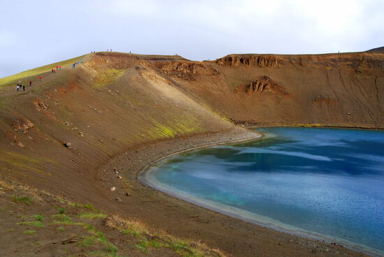 Völkerwanderung auf dem Kraterrand
