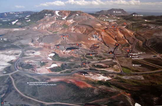 Bild im Informationszentrum: die roten Punkte sind die Bohrlöcher