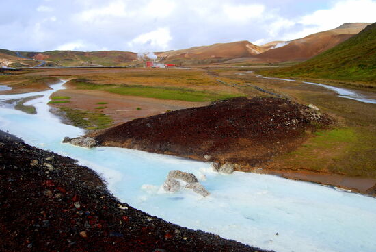 und Blick über die mineralischen Abflüsse der Bohrlöcher