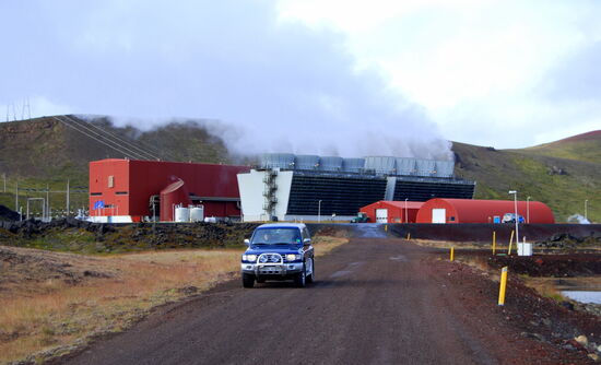 unser Pajero vor den Kraftwerksgebäuden