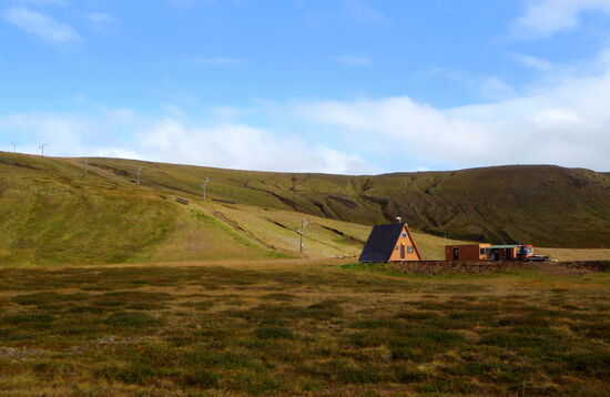 Skilift in der Nähe des Kraftwerks