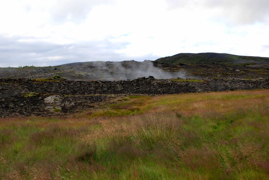 hier dampfte es aus vielen Spalten im Boden