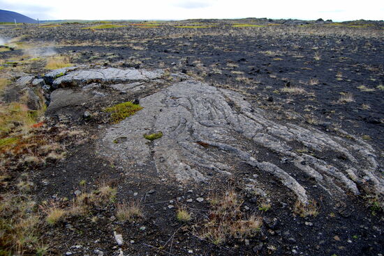 Lava im schwarzen Sand