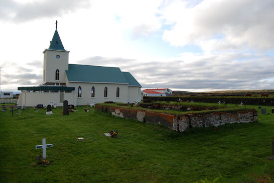 dahinter die neue Kirche