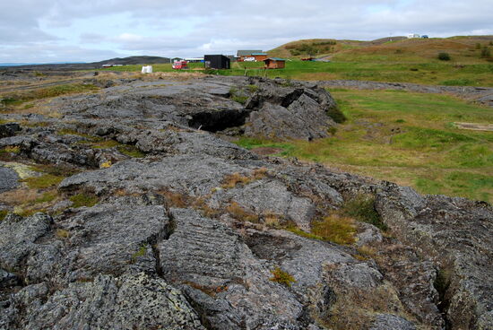 Lavabrocken auf dem Campingplats, oben rechts unser Stellplatz