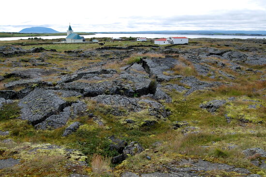 Kirche und See hinter der Lava