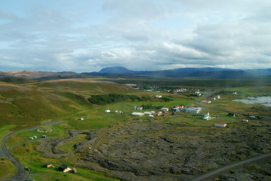 der erste Blick auf Reykjahlíð, links unten der Campingplats