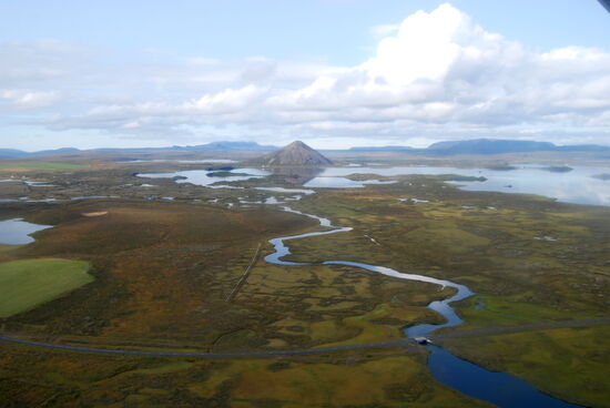 Blick über die Kraká über den See zum Berg Vindbelgjarfjall