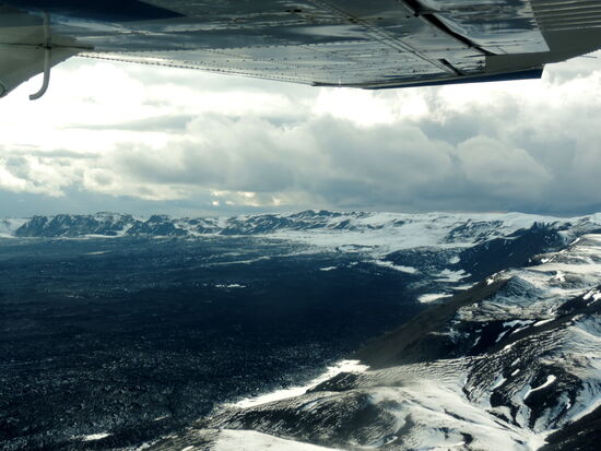 die schwarze Caldera mit wenig Schnee