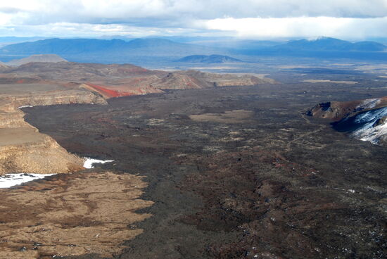 das Lavafeld Öskjuop im Dyngjufjöll, rechts die F 894, die Auffahrt zur Askja