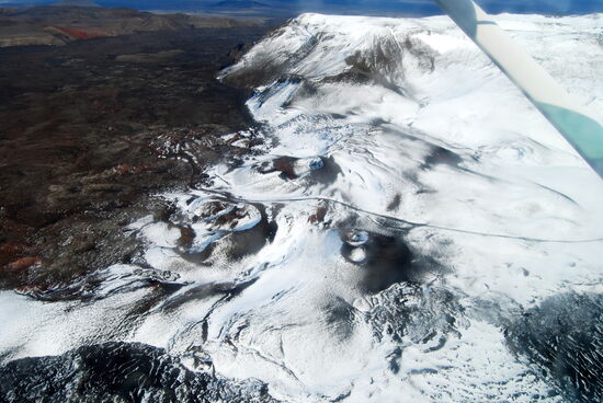 sie endet am Parkplatz am Rand des Schneefeldes, man sieht deutlich den Fußweg über den Hügel, hier gingen wir 2016 ohne Schnee zum Víti