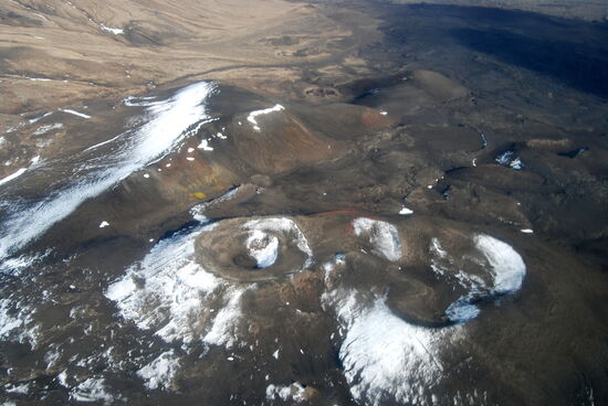 wir flogen über den Rand der Askja nach Süden