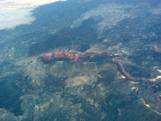 der Pilot zeigte uns den Hauptkrater der Ausbrüche