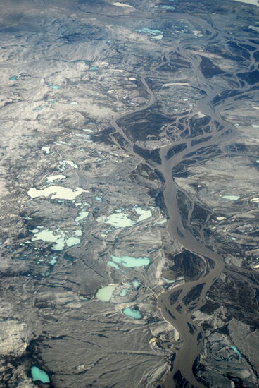 der Fluß mit verschiedenfarbigen kleinen Seen