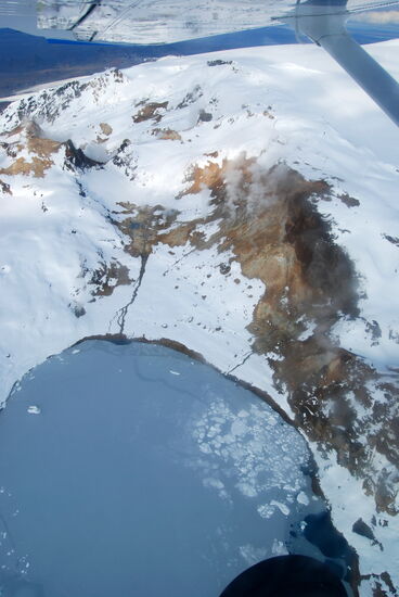 Gletschersee mit dampfendem Hochtemperaturgebiet