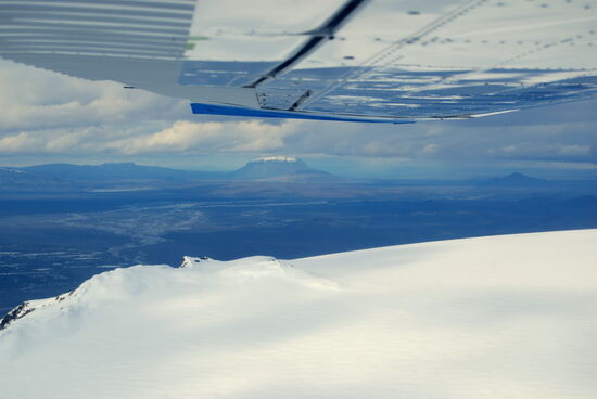Blick über den Gletscher zur Herðubreið am Horizont
