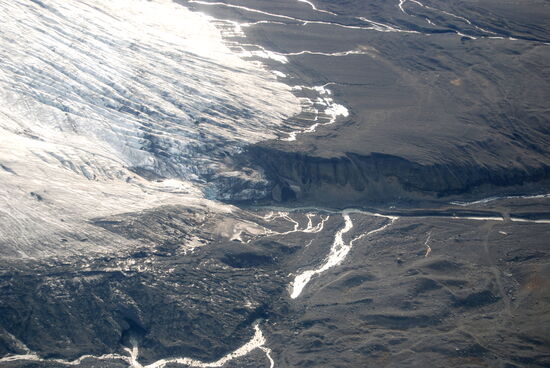 der Fluß war jetzt verrohrt (am rechten Bildrand), die weggerissene Brücke liegt aber wohl noch daneben, 2016 konnten wir nicht hinüber zur Gletscherhöhle
