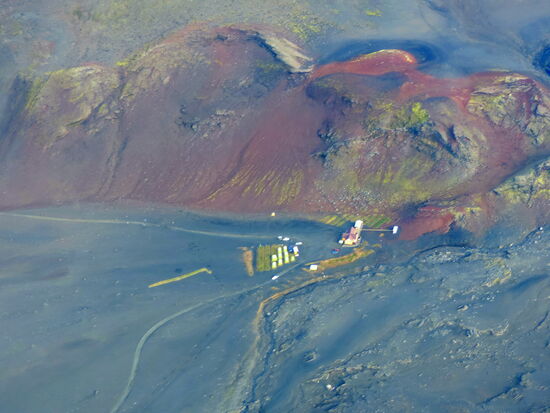 wir flogen noch einmal über Sigurðarskáli, links von der Hütte die Grasstreifen, wo wir 2016 unser Zelt aufgebaut hatten