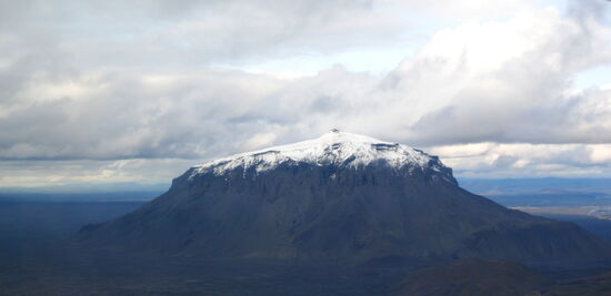 nun flogen wir dichter an der Herðubreið vorbei