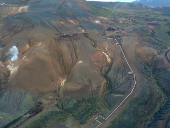 mit den Rohrleitungen