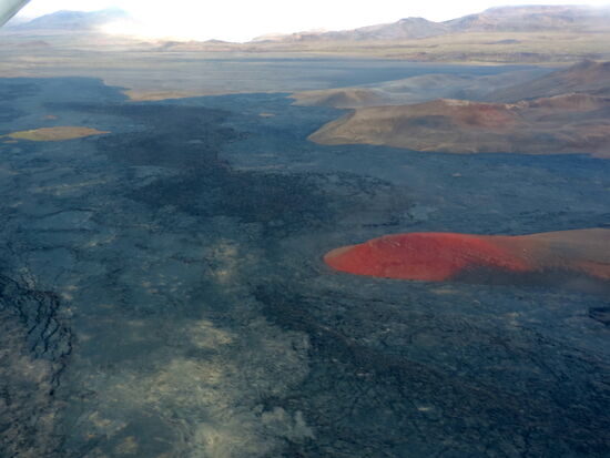 rotes Gestein in der schwarzen Lavawüste