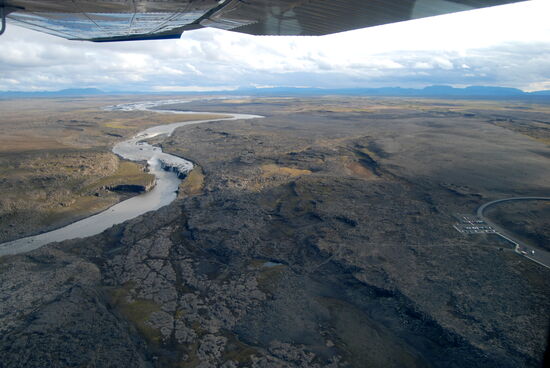 Selfoss mit Lavafeld und Parkplatz