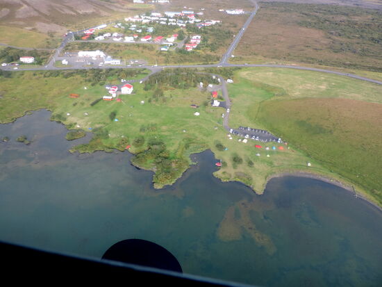 Reykjahlíð, links der Laden und die Touristinformation