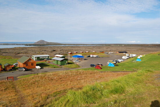 Blick über den tieferen Teil des Campingplatses mit den Servicehäusern und der Ausfahrt