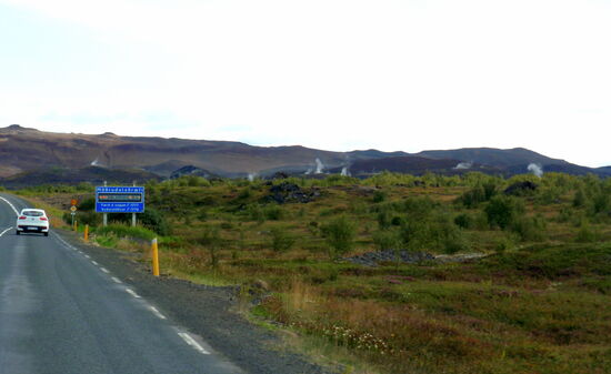 auf der N 1 hinter der Ortsausfahrt mit dampfenden Feldern neben der Straße