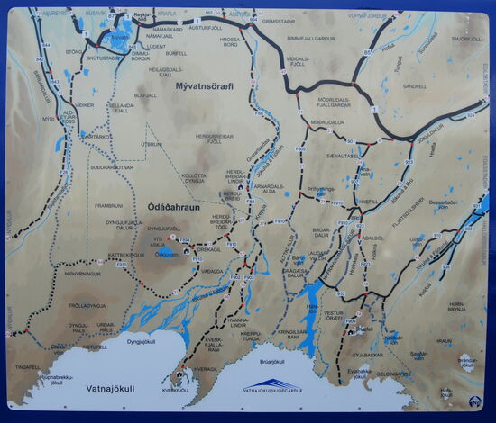 Informationstafel am Abzweig der F 88: links oben der Mývatn, weiter unten unter Ódáðahraun die Askja, ganz unten am Gletscher Kverkfjöll, unser Ziel liegt bei dem See rechts am Rand, von dort aus wollen wir noch einmal ins Hochland an dem länglichen Stausee vor dem Gletscher vorbei
