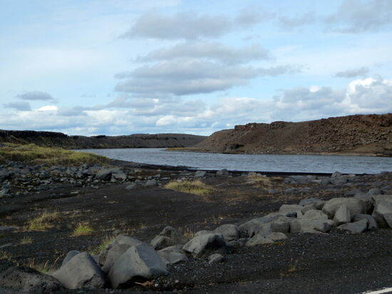 der Fluß hinter der Brücke