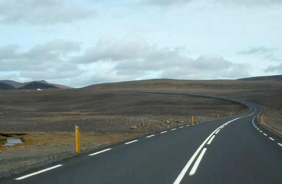 mit anschließender Auffahrt zum Parkplatz links oben (heller Fleck)