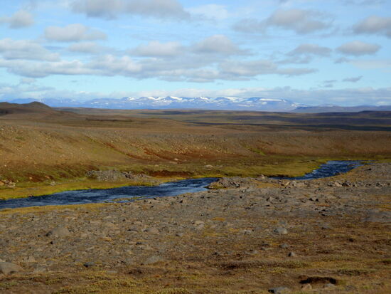 Blick über das Hochland zur Bergkette im Osten
