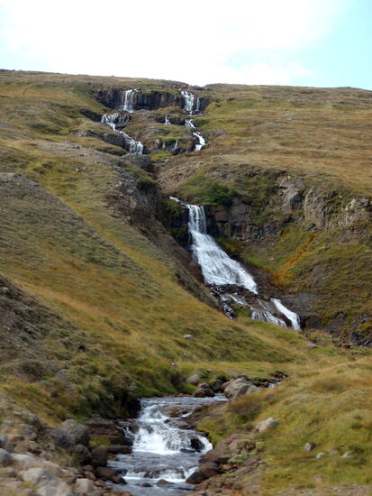 Wasserfall neben der Straße
