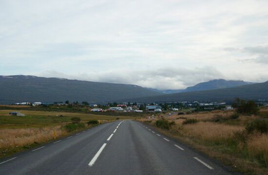 wir erreichten den Vorort Fellabær