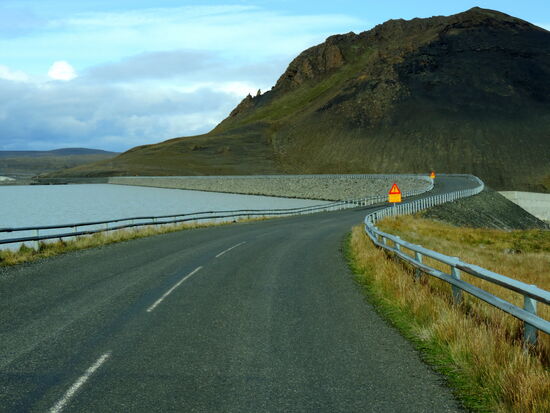 mit den Staudämmen des Kárahnjúkar-Kraftwerks und und den gleichnamigen Bergen