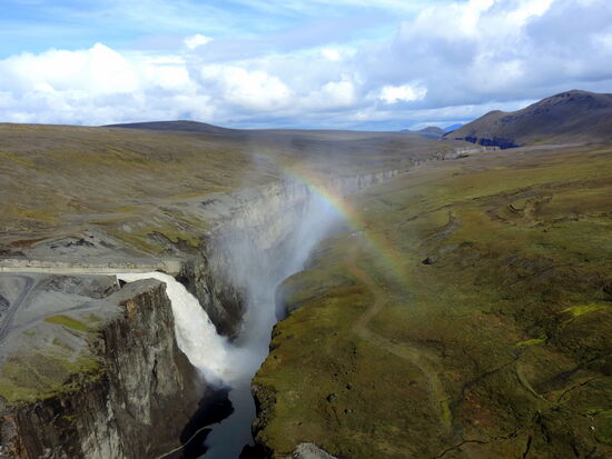 in die Schlucht, die auf dieser Seite erhalten geblieben ist
