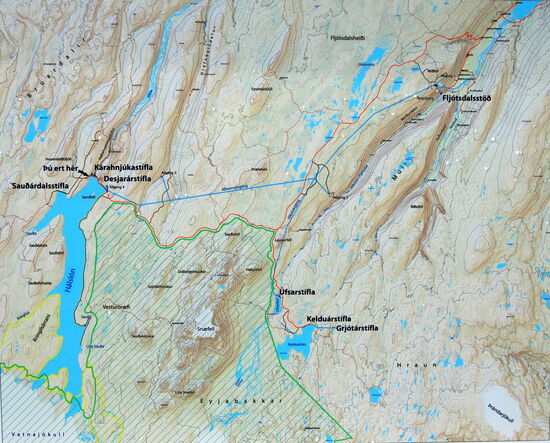 die Informationstafel am Staudamm zeigt den Stausee Hálslón, die graden Tunnelstrecken in blau und die damit verbundene Seen Ufsarlán und Kelduárlón
