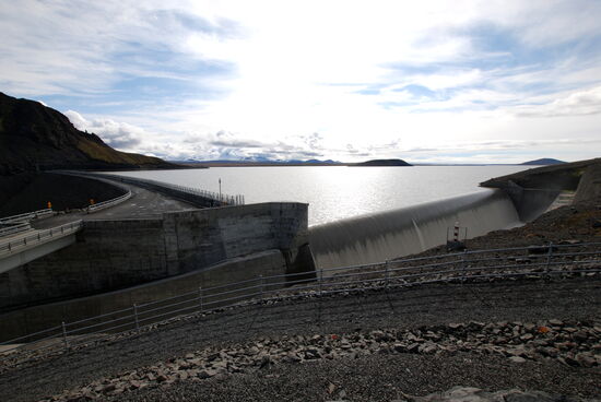 der Überlauf des Stausees